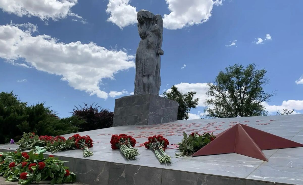Владимир Сальдо: Военнослужащие Военной комендатуры Херсонской области возложили цветы к памятнику «Скорбящей матери» в Новоалексеевке Владимир Сальдо: Военнослужащие Военной комендатуры Херсонской области возложили цветы к памятнику «Скорбящей матери» в Новоалексеевке