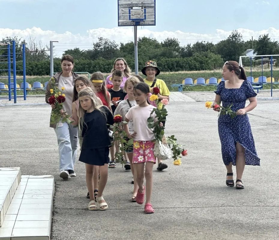 В День памяти и скорби юные жители села Тавричанка возложили цветы к мемориалу воинской славы В День памяти и скорби юные жители села Тавричанка возложили цветы к мемориалу воинской славы