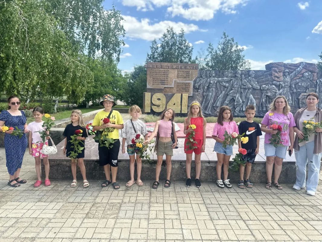В День памяти и скорби юные жители села Тавричанка возложили цветы к мемориалу воинской славы В День памяти и скорби юные жители села Тавричанка возложили цветы к мемориалу воинской славы