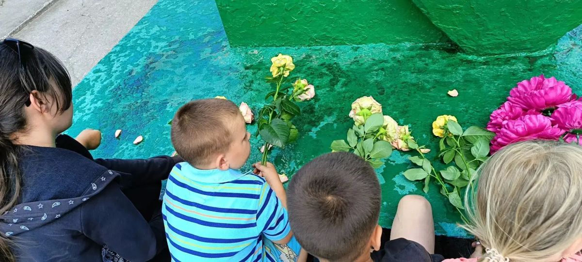 Ко Дню памяти и скорби в селе Красный Подол провели акцию «Свеча памяти» Ко Дню памяти и скорби в селе Красный Подол провели акцию «Свеча памяти»