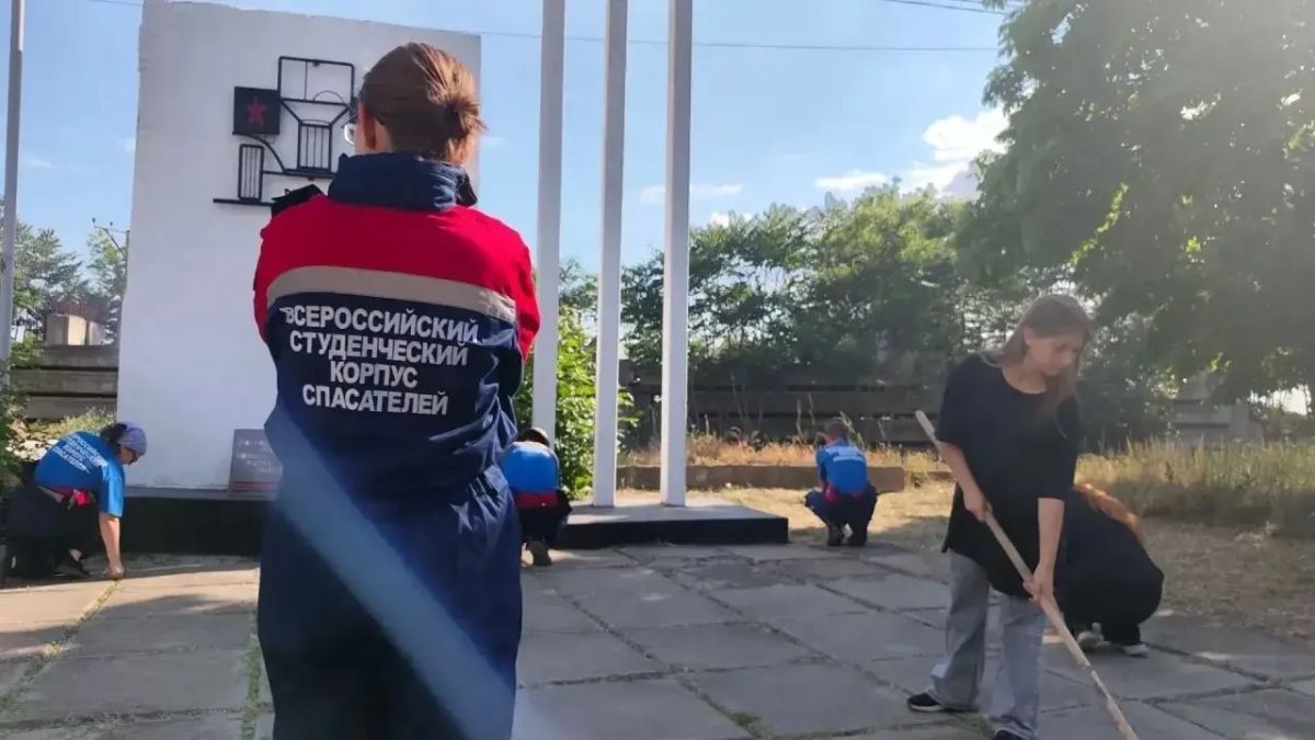 Добровольцы Херсонского РО ВСКС совместно с активистами других молодежных организаций провели уборку военного мемориала в преддверии Дня памяти и скорби Добровольцы Херсонского РО ВСКС совместно с активистами других молодежных организаций провели уборку военного мемориала в преддверии Дня памяти и скорби