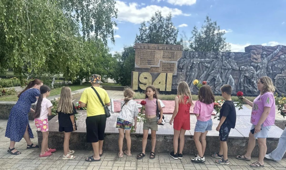 В День памяти и скорби юные жители села Тавричанка возложили цветы к мемориалу воинской славы В День памяти и скорби юные жители села Тавричанка возложили цветы к мемориалу воинской славы