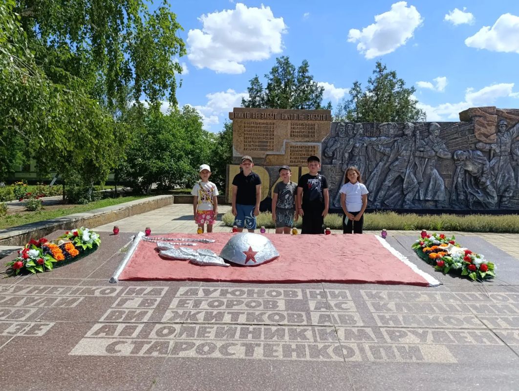 В День памяти и скорби юные жители села Тавричанка возложили цветы к мемориалу воинской славы В День памяти и скорби юные жители села Тавричанка возложили цветы к мемориалу воинской славы