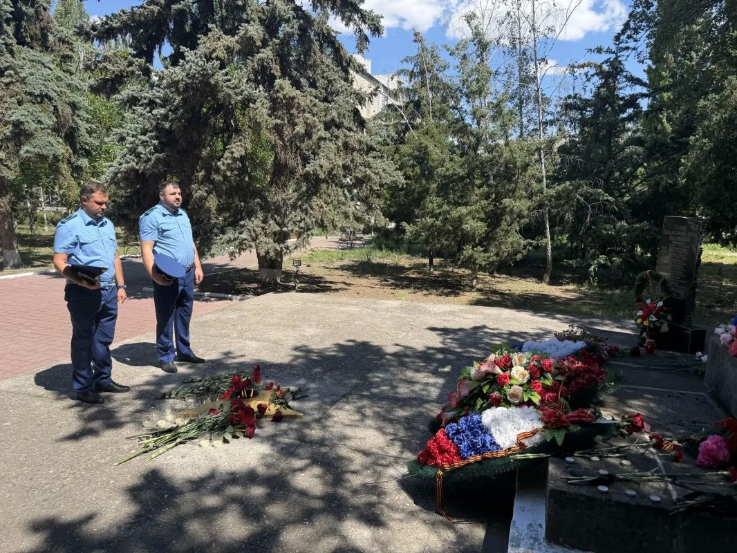 Работники прокуратуры Херсонской области по всему региону приняли участие в акциях, посвященных Дню памяти и скорби Работники прокуратуры Херсонской области по всему региону приняли участие в акциях, посвященных Дню памяти и скорби