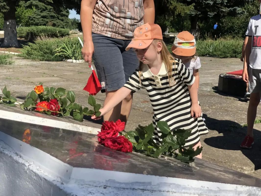 В Скадовском округе воспитанники детского сада почтили память героев: урок патриотизма через сердце В Скадовском округе воспитанники детского сада почтили память героев: урок патриотизма через сердце