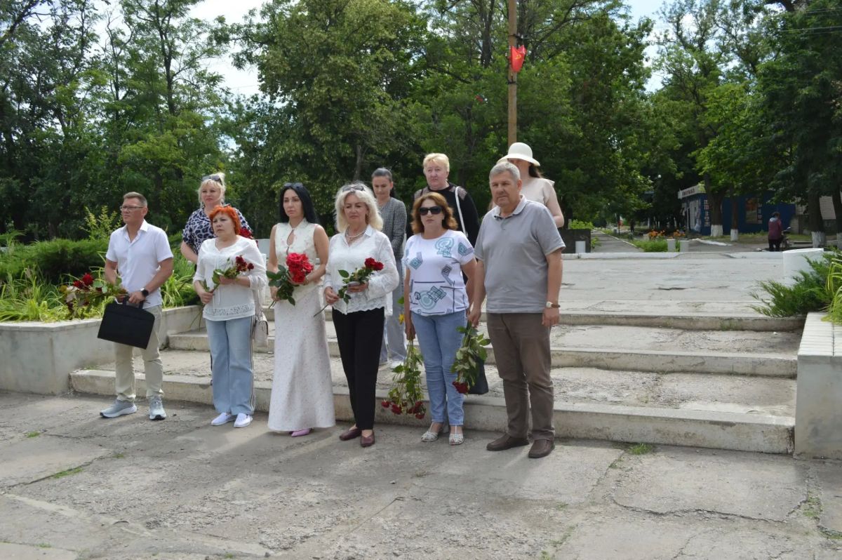 Надежда Бабешко: В Ивановке ко Дню памяти и скорби прошло возложение цветов к мемориалу солдатам, погибшим в годы Великой Отечественной войны, в котором приняли участие сотрудники администрации, Совета депутатов, организаций... Надежда Бабешко: В Ивановке ко Дню памяти и скорби прошло возложение цветов к мемориалу солдатам, погибшим в годы Великой Отечественной войны, в котором приняли участие сотрудники администрации, Совета депутатов, организаций...
