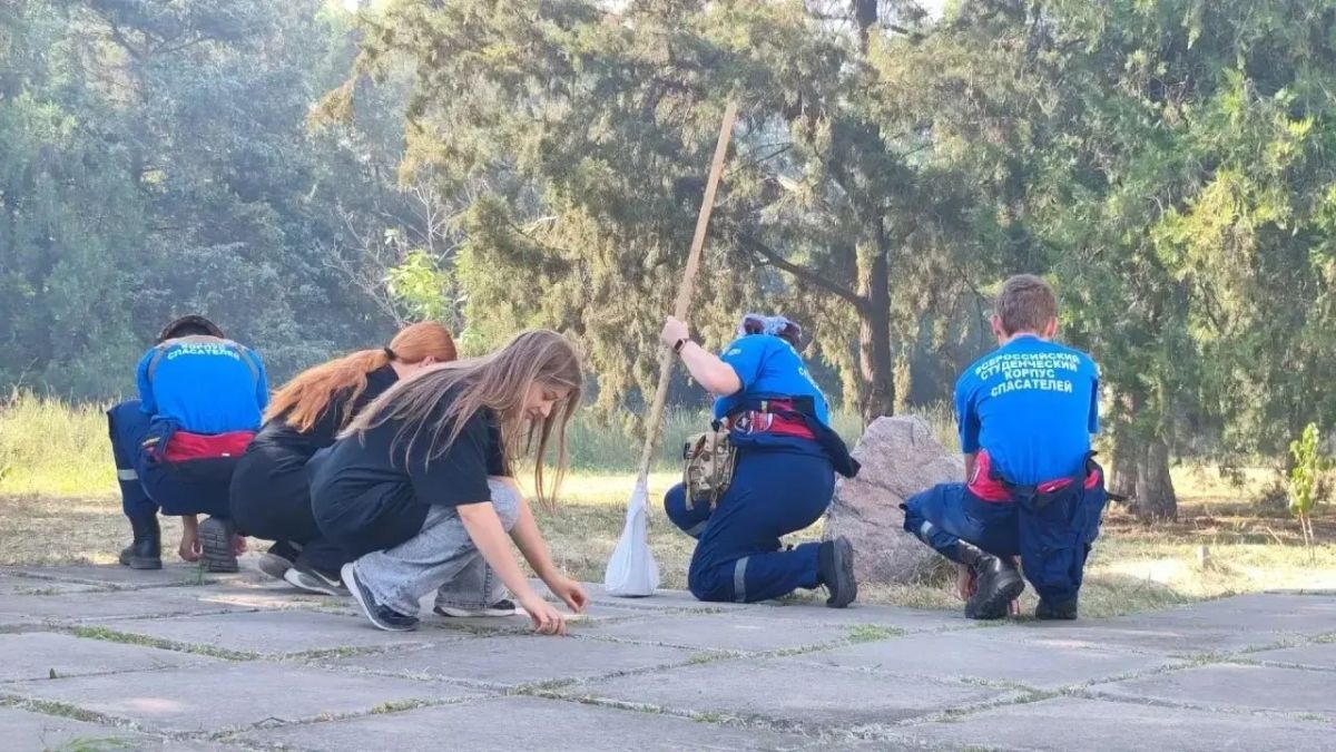 Добровольцы Херсонского РО ВСКС совместно с активистами других молодежных организаций провели уборку военного мемориала в преддверии Дня памяти и скорби Добровольцы Херсонского РО ВСКС совместно с активистами других молодежных организаций провели уборку военного мемориала в преддверии Дня памяти и скорби