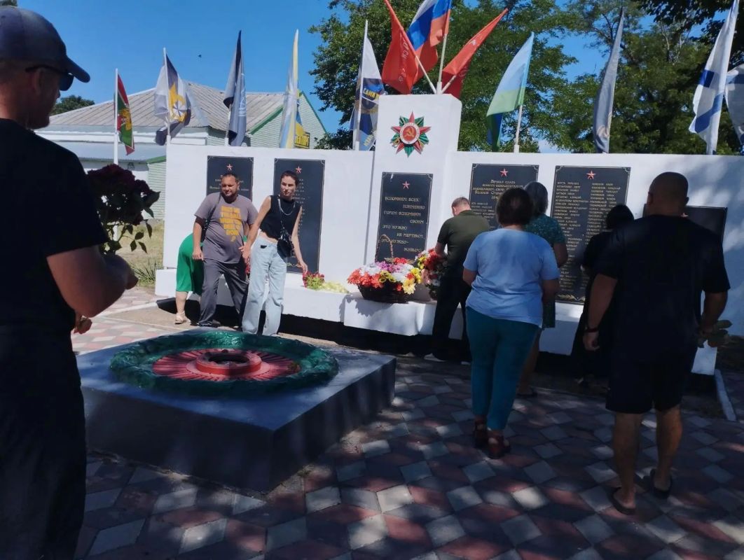 Минута молчания и цветы: память о первом дне войны Минута молчания и цветы: память о первом дне войны