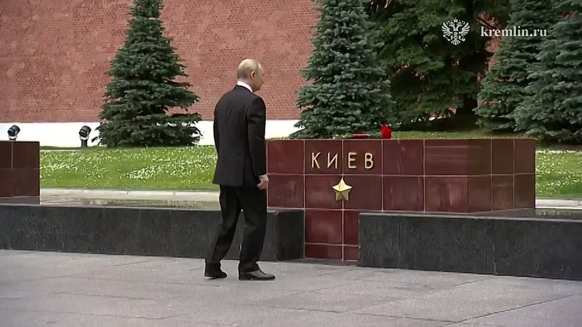 Президент возложил цветы к обелискам городов-героев и памятному знаку в честь городов, удостоенных почётного звания «Город воинской славы»