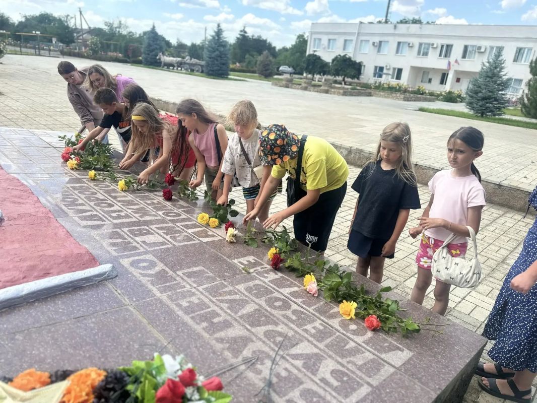 В День памяти и скорби юные жители села Тавричанка возложили цветы к мемориалу воинской славы