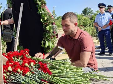 У мемориала жертвам фашизма в Геническе принял участие в торжественной церемонии захоронения останков мирных жителей, зверски расстрелянных немецко-фашистскими захватчиками в сентябре 1941 года