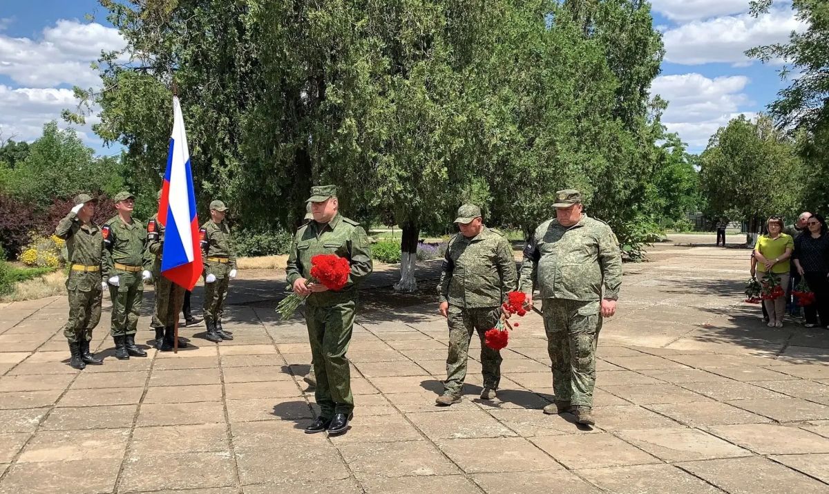 Владимир Сальдо: Военнослужащие Военной комендатуры Херсонской области возложили цветы к памятнику «Скорбящей матери» в Новоалексеевке Владимир Сальдо: Военнослужащие Военной комендатуры Херсонской области возложили цветы к памятнику «Скорбящей матери» в Новоалексеевке