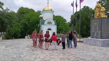 Свеча памяти в Геническе. Представители «Молодежки Народного Фронта» Херсонской области совместно с активистами Херсонского регионального отделения «Движения Первых» и сотрудниками Следственного Управления СК России по...
