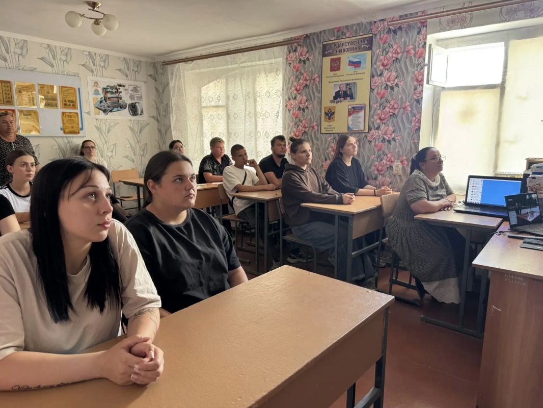 Минута молчания в Геническом строительном колледже Минута молчания в Геническом строительном колледже