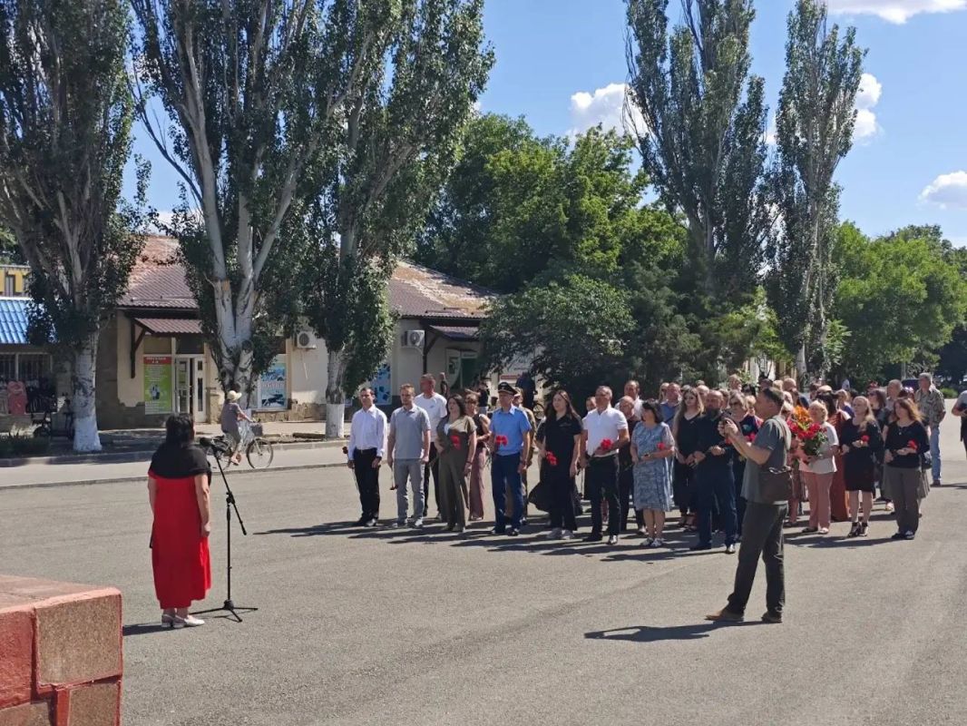 В День памяти и скорби, вместе с главой администрации, секретарём местного отделения Единой России Евгенией Кузьменко участники мероприятия возложили цветы к Мемориалу Славы, отдав дань уважения поколению Победителей В День памяти и скорби, вместе с главой администрации, секретарём местного отделения Единой России Евгенией Кузьменко участники мероприятия возложили цветы к Мемориалу Славы, отдав дань уважения поколению Победителей
