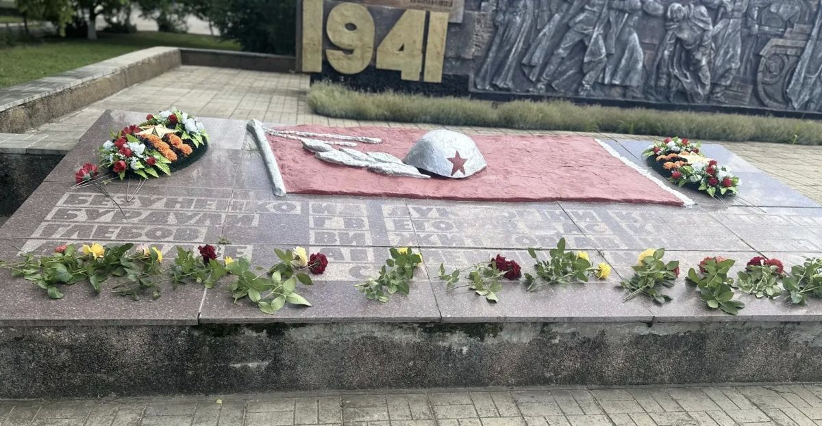 В День памяти и скорби юные жители села Тавричанка возложили цветы к мемориалу воинской славы В День памяти и скорби юные жители села Тавричанка возложили цветы к мемориалу воинской славы