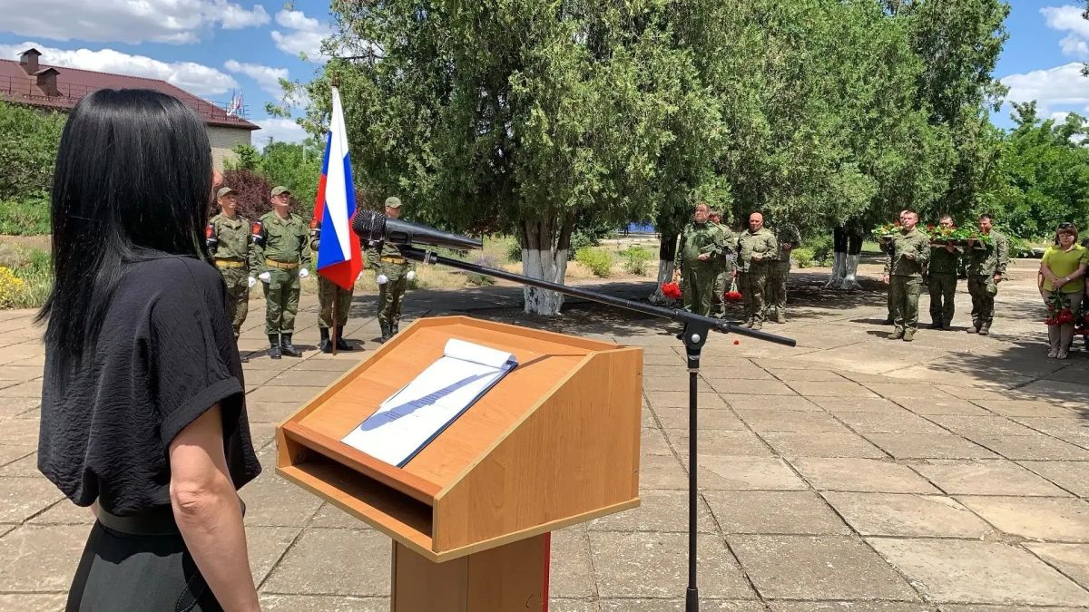 Владимир Сальдо: Военнослужащие Военной комендатуры Херсонской области возложили цветы к памятнику «Скорбящей матери» в Новоалексеевке Владимир Сальдо: Военнослужащие Военной комендатуры Херсонской области возложили цветы к памятнику «Скорбящей матери» в Новоалексеевке