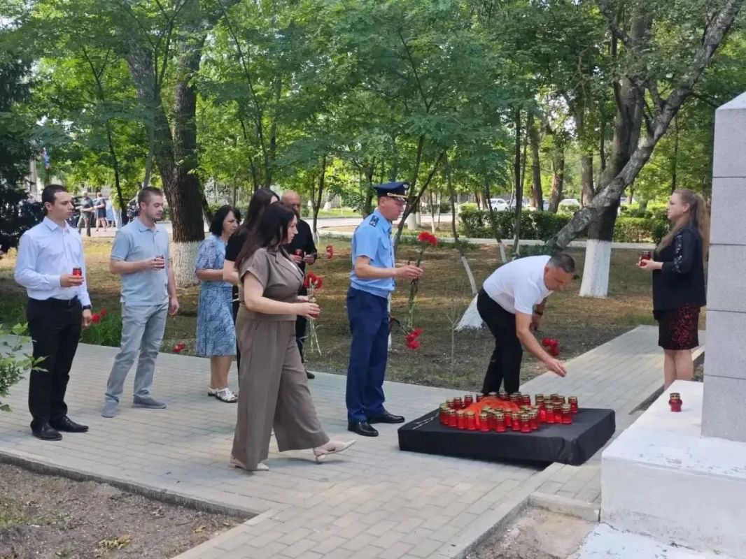 Работники прокуратуры Херсонской области по всему региону приняли участие в акциях, посвященных Дню памяти и скорби Работники прокуратуры Херсонской области по всему региону приняли участие в акциях, посвященных Дню памяти и скорби