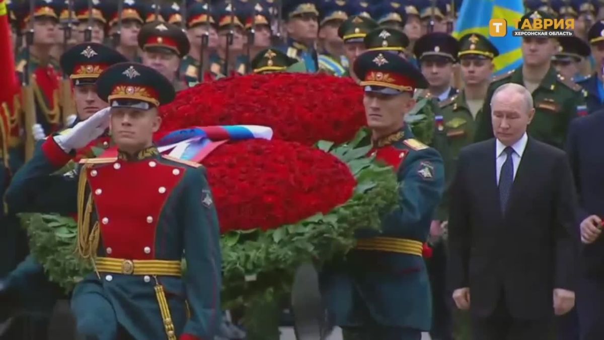 Президент России в День памяти и скорби возложил венок к Могиле Неизвестного Солдата в Александровском саду
