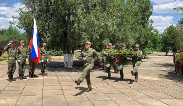 Владимир Сальдо: Военнослужащие Военной комендатуры Херсонской области возложили цветы к памятнику «Скорбящей матери» в Новоалексеевке