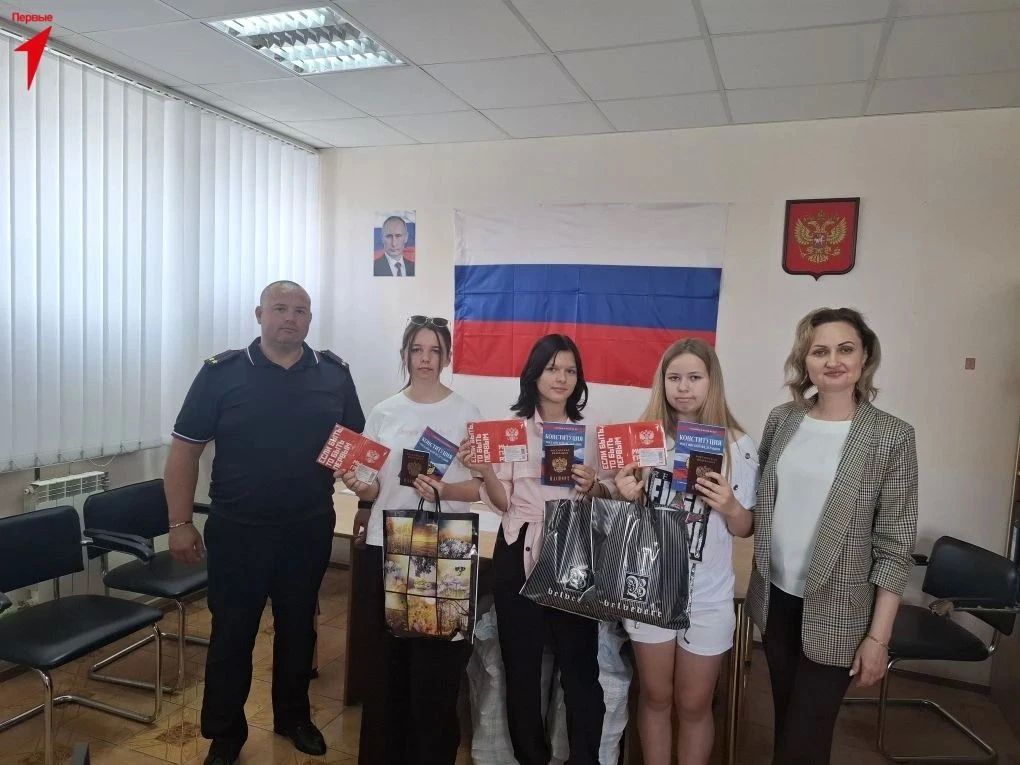 В Верхнерогачикском округе состоялась торжественная церемония вручения паспортов юным гражданам Российской Федерации в рамках акции «Мы — граждане России» В Верхнерогачикском округе состоялась торжественная церемония вручения паспортов юным гражданам Российской Федерации в рамках акции «Мы — граждане России»