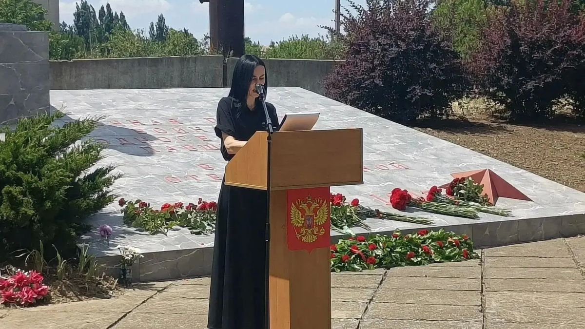 22 июня в Новоалексеевке в День памяти и скорби у монумента "Скорбящая мать" прошла церемония возложения цветов "А завтра была война"