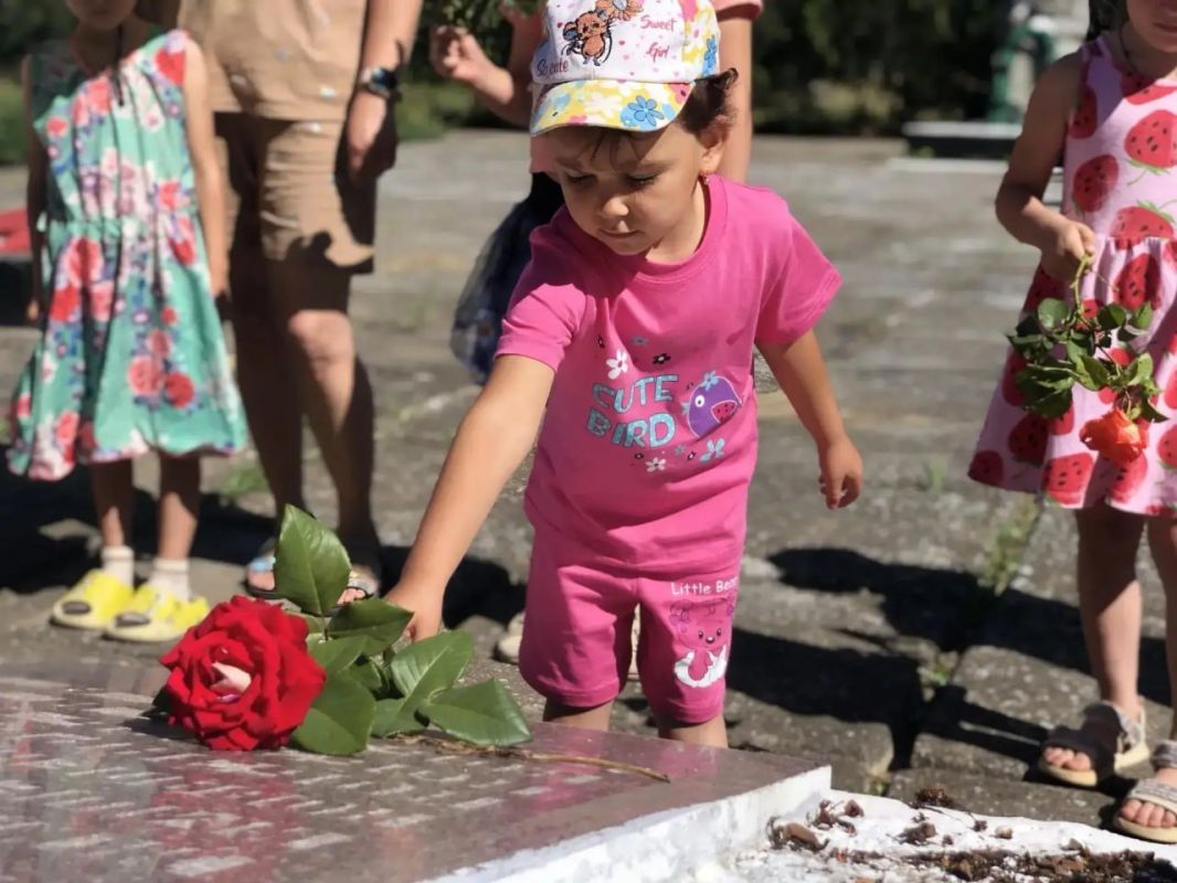 Александр Дудка: В Скадовском округе воспитанники детского сада почтили память героев: урок патриотизма через сердце Александр Дудка: В Скадовском округе воспитанники детского сада почтили память героев: урок патриотизма через сердце