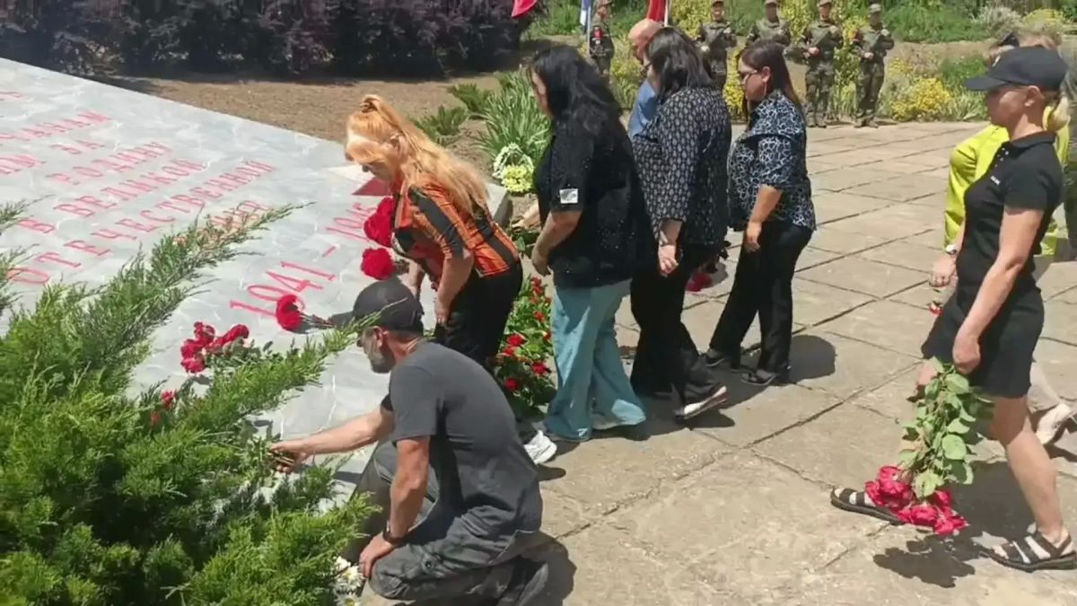 22 июня в Новоалексеевке, в День памяти и скорби, у монумента "Скорбящей матери" прошла церемония возложения цветов "А завтра была война" 22 июня в Новоалексеевке, в День памяти и скорби, у монумента "Скорбящей матери" прошла церемония возложения цветов "А завтра была война"