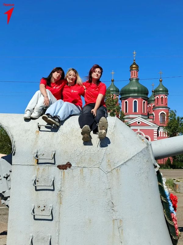 Первые Генического округа провели уборку у Мемориала защитникам Арабатской Стрелки Первые Генического округа провели уборку у Мемориала защитникам Арабатской Стрелки