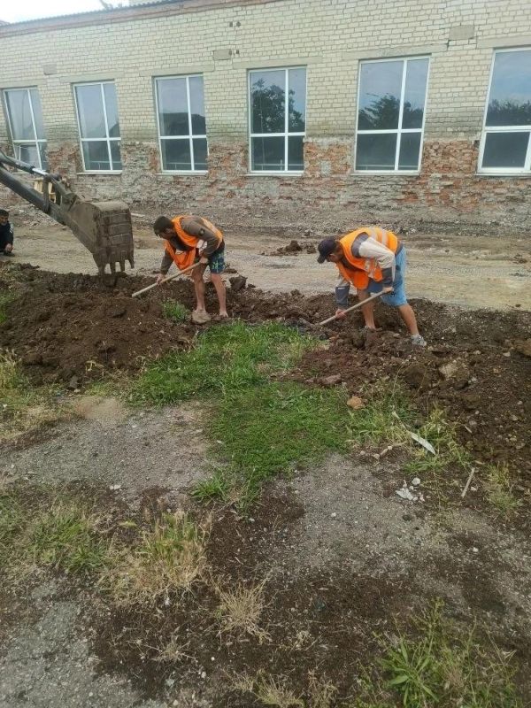 Адыгея начала работы по благоустройству в Догмаровской школе Адыгея начала работы по благоустройству в Догмаровской школе