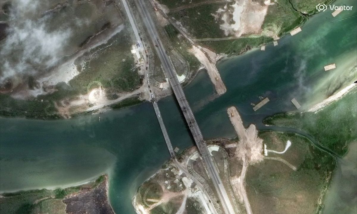 Спутниковые снимки повреждений мостов в Чонгаре, Геническе и возле Ставок от ударов украинских дронов-камикадзе, а также момента постановки дымовых завес над Крымским мостом в попытке визуальной маскировки от управляемых... Спутниковые снимки повреждений мостов в Чонгаре, Геническе и возле Ставок от ударов украинских дронов-камикадзе, а также момента постановки дымовых завес над Крымским мостом в попытке визуальной маскировки от управляемых...