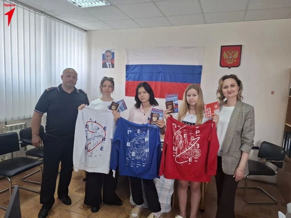 В Верхнерогачикском округе состоялась торжественная церемония вручения паспортов юным гражданам Российской Федерации в рамках акции «Мы — граждане России» В Верхнерогачикском округе состоялась торжественная церемония вручения паспортов юным гражданам Российской Федерации в рамках акции «Мы — граждане России»