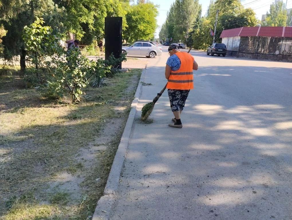 В Скадовске продолжается плановая уборка: сотрудники «Джарылгач» наводят порядок на улицах города В Скадовске продолжается плановая уборка: сотрудники «Джарылгач» наводят порядок на улицах города