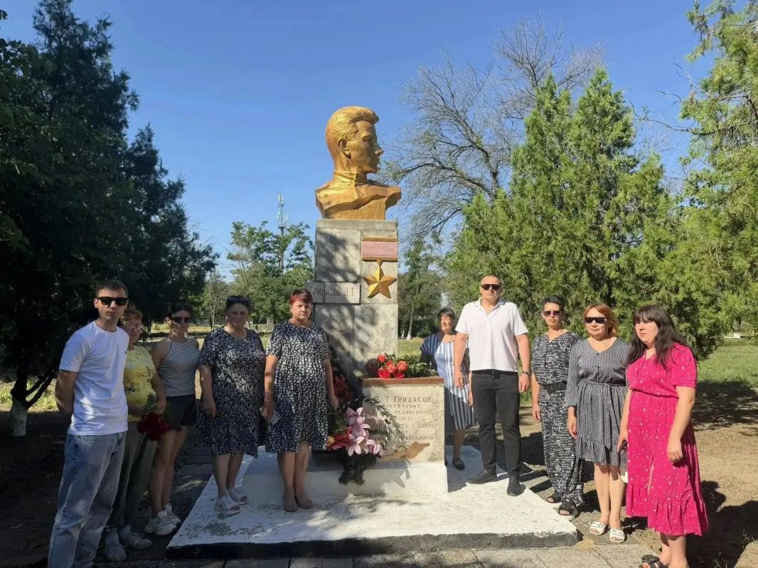 Жители Великолепетихского округа почтили память Героев Советского Союза в День первого Парада Победы