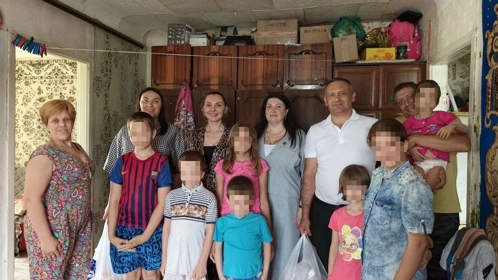 Представители "Единой России" доставили гуманитарную помощь многодетной семье из Новотроицкого округа