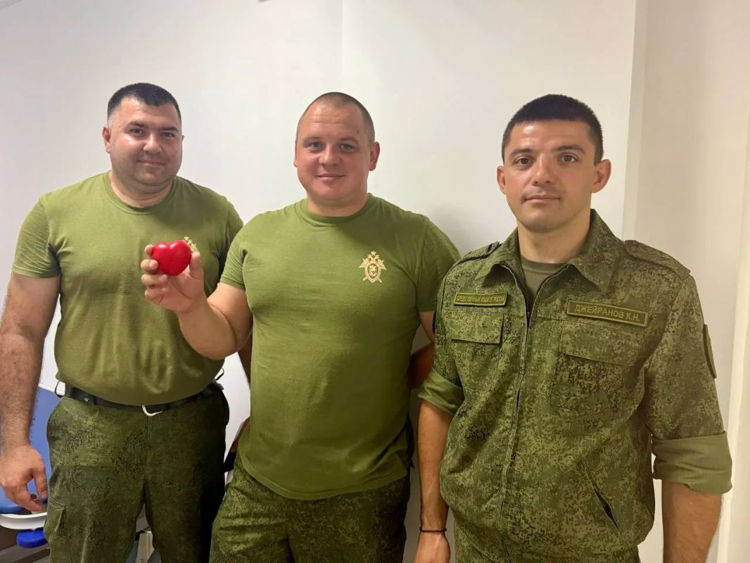 Офицеры СК России по Херсонской области приняли участие в сдаче донорской крови Офицеры СК России по Херсонской области приняли участие в сдаче донорской крови