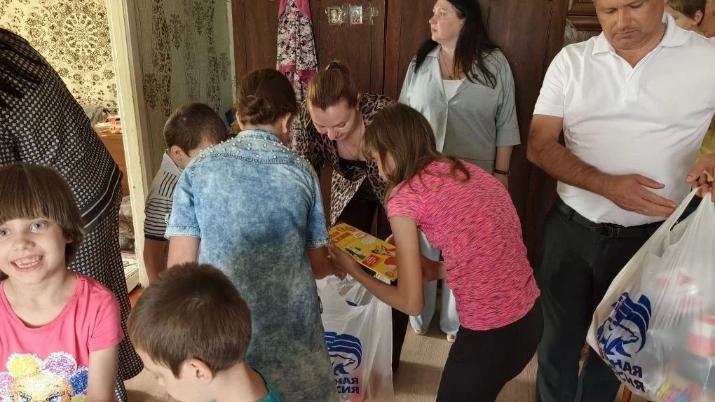 Представители "Единой России" доставили гуманитарную помощь многодетной семье из Новотроицкого округа Представители "Единой России" доставили гуманитарную помощь многодетной семье из Новотроицкого округа