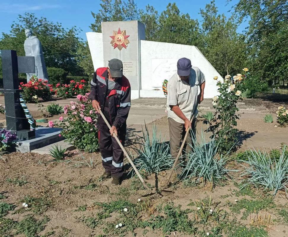 Активисты села Богдановка провели субботник у военного мемориала Активисты села Богдановка провели субботник у военного мемориала