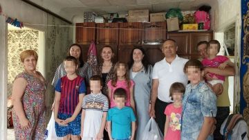 Представители "Единой России" доставили гуманитарную помощь многодетной семье из Новотроицкого округа