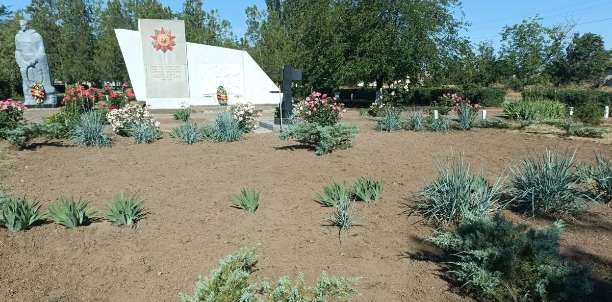 Активисты села Богдановка провели субботник у военного мемориала Активисты села Богдановка провели субботник у военного мемориала