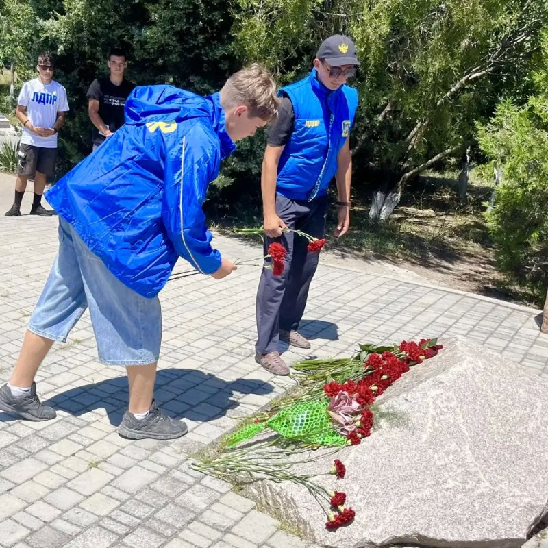 Активисты Херсонского регионального отделения ЛДПР возложили цветы к памятнику в Парке Афганской славы в Геническе в честь Дня ветеранов боевых действий