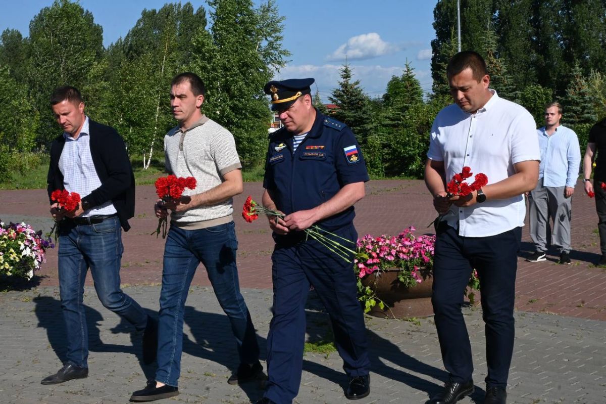 В День ветеранов боевых действий в Ульяновске почтили память героев-десантников В День ветеранов боевых действий в Ульяновске почтили память героев-десантников