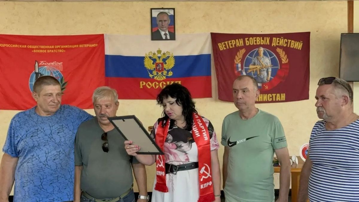 Коммунисты поздравили ветеранов боевых действий Коммунисты поздравили ветеранов боевых действий