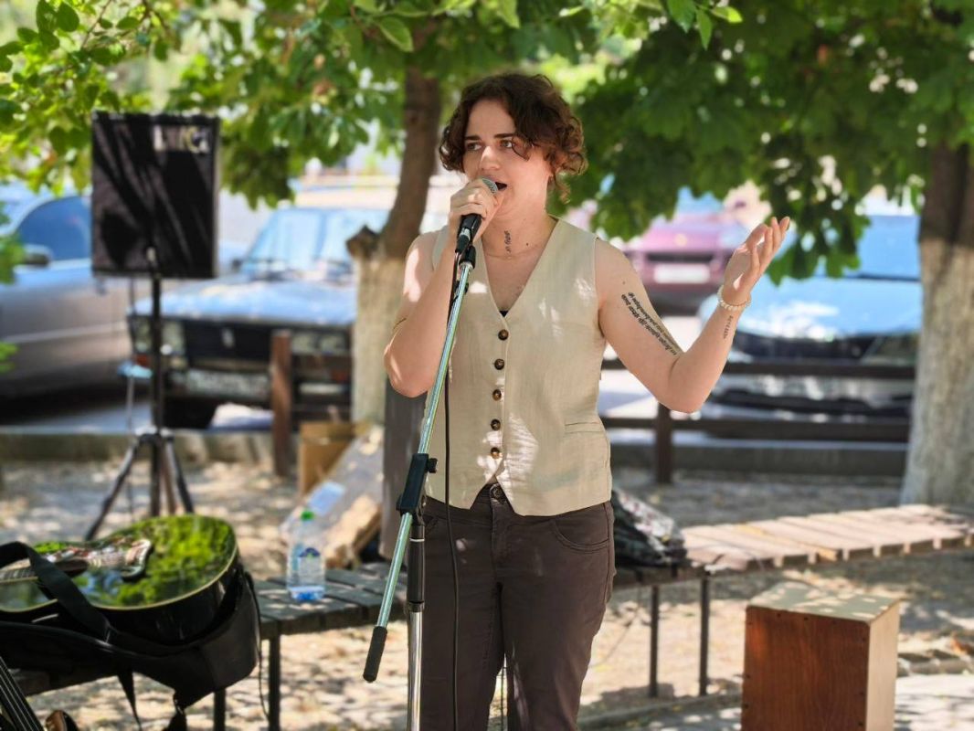В Геническе творческий десант поздравил ветеранов боевых действий на Аллее сказок В Геническе творческий десант поздравил ветеранов боевых действий на Аллее сказок