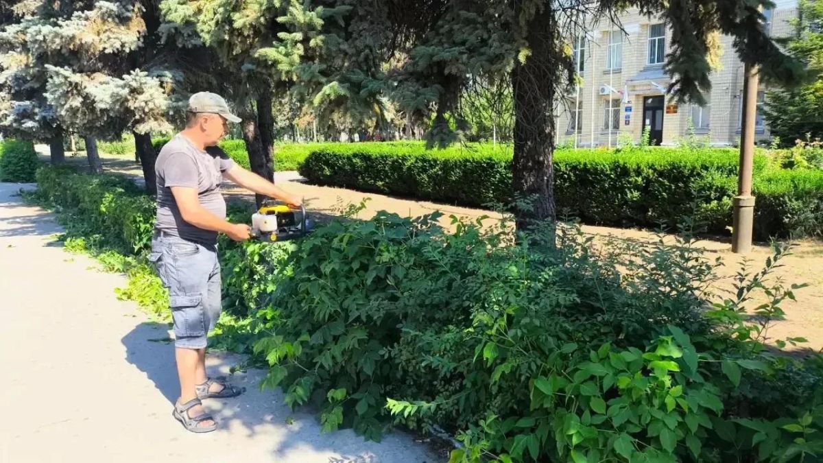 Сотрудники «Джарылгач» благоустраивают территорию администрации ТУ «Скадовск» Сотрудники «Джарылгач» благоустраивают территорию администрации ТУ «Скадовск»