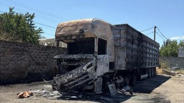 Украинские БПЛА атаковали автобазу в Херсонской области, полностью сгорели два зерновоза