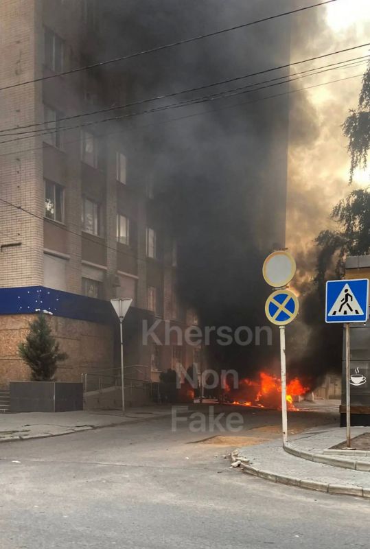 В Херсоне сегодня горел пикап после здания суда на улице Маяковского
