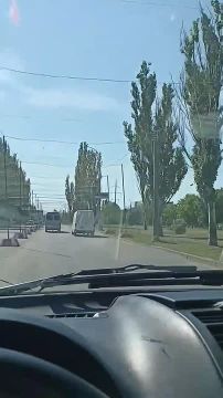 Херсон. М-14 – всё слито. Парень записал видео, где показал всё, что нужно для работы артиллерии: как идёт трасса со стороны Чернобаевки на Херсон, где проезжает техника, как выглядит дорога, какие укрепления