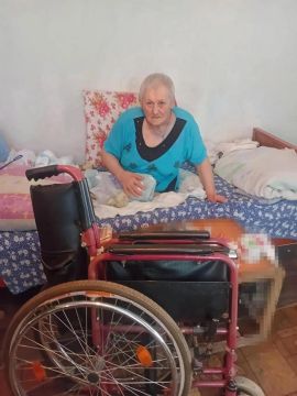 Александр Дудка: В Скадовском округе маломобильной жительнице вручили инвалидную коляску
