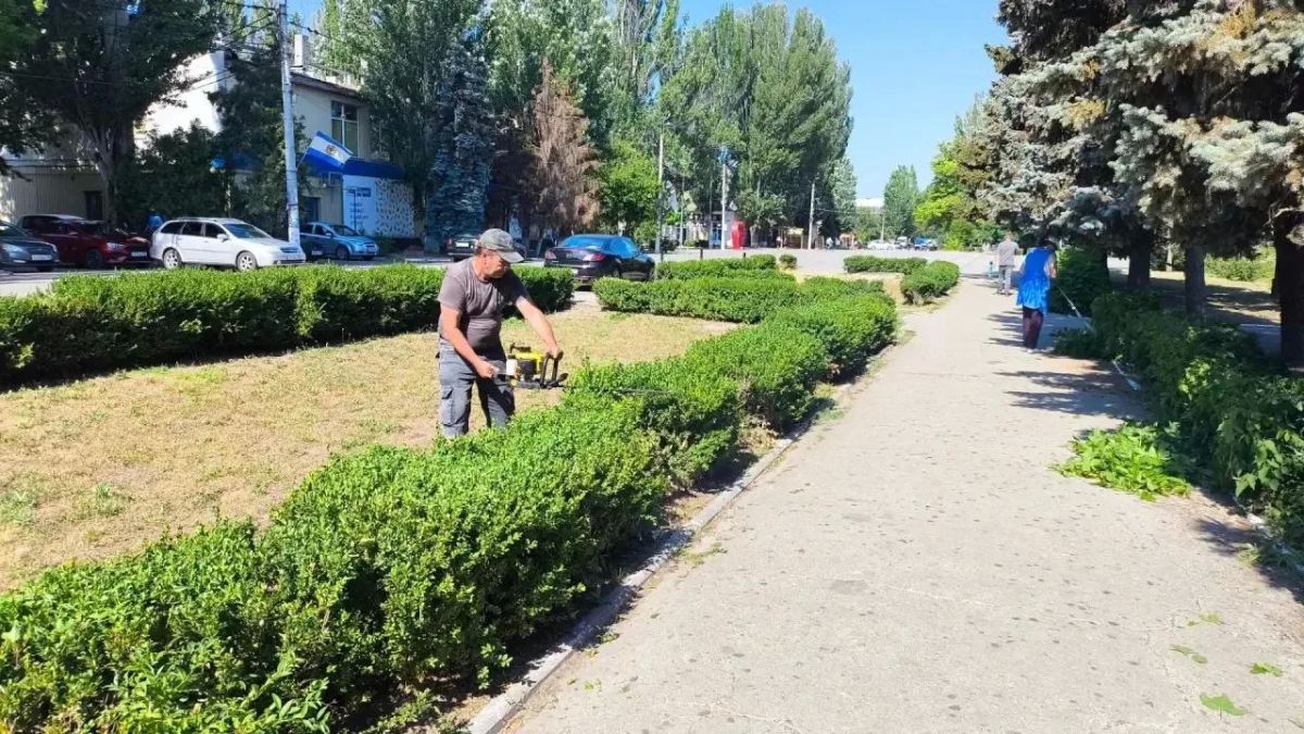 Сотрудники «Джарылгач» благоустраивают территорию администрации ТУ «Скадовск» Сотрудники «Джарылгач» благоустраивают территорию администрации ТУ «Скадовск»
